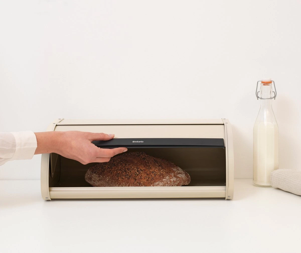 Brabantia Broodtrommel - Met Schuifdeksel - Soft Beige 4 Brabantia Broodtrommel - Met Schuifdeksel - Soft Beige - Afbeelding 4