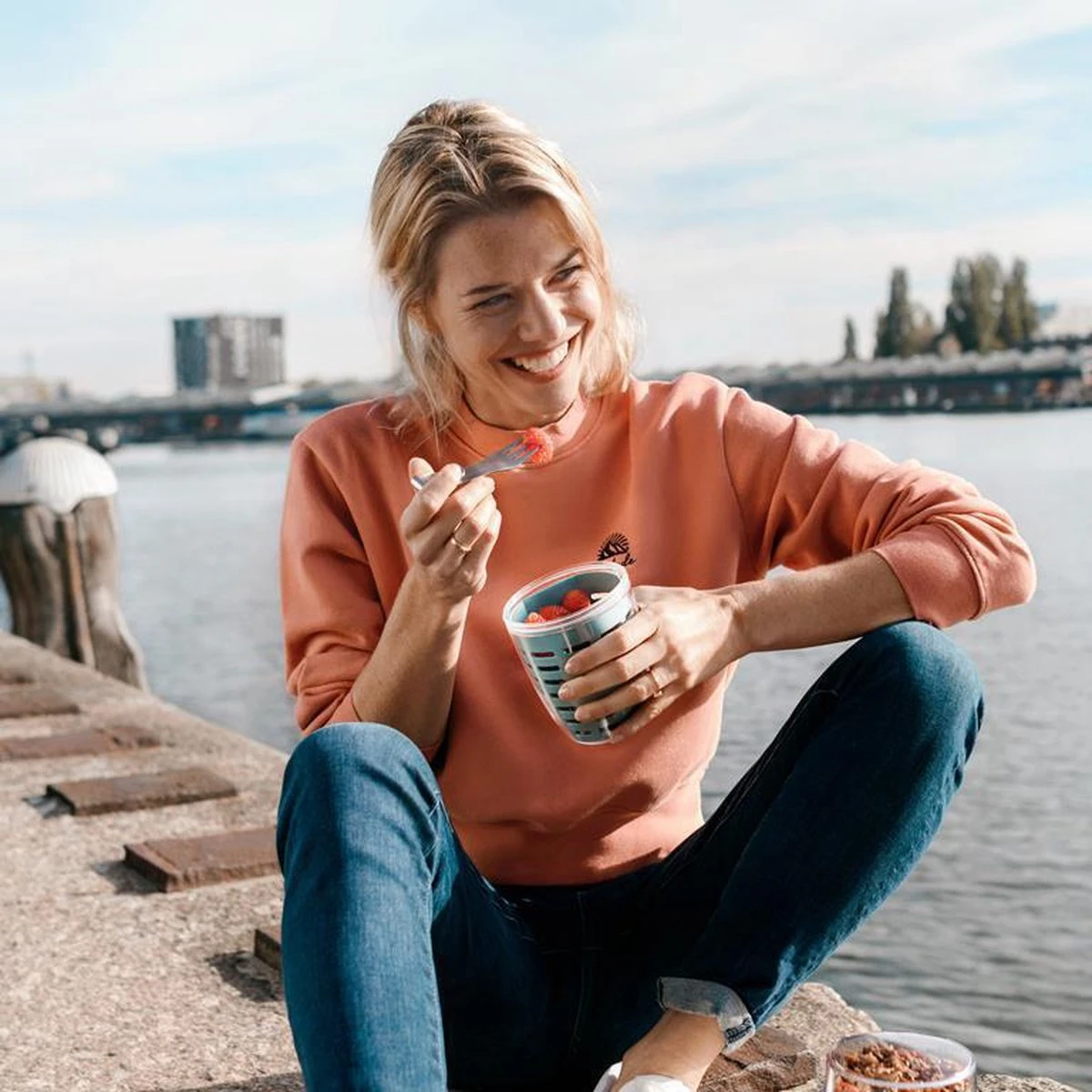 Mepal – Fruit-& Veggie Pot Ellipse – Fruitbox Voor Onderweg - Nordic Green – Voorzien Van Vergietje En RVS Vorkje 5 Mepal – Fruit-& Veggie Pot Ellipse – Fruitbox Voor Onderweg - Nordic Green – Voorzien Van Vergietje En RVS Vorkje - Afbeelding 5