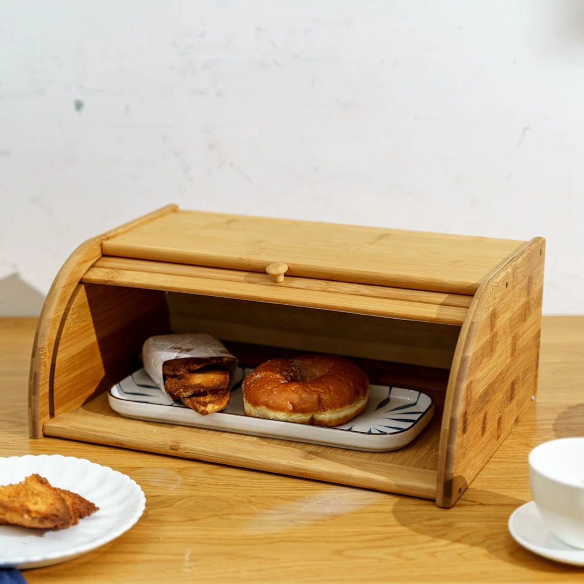 Merkloos Decopatent® Broodtrommel Met Rolluik - Bamboe Houten Brooddoos Met Schuifdeksel - Broodtrommel - Brood Bewaren En Vers Houden 4 Merkloos Decopatent® Broodtrommel Met Rolluik - Bamboe Houten Brooddoos Met Schuifdeksel - Broodtrommel - Brood Bewaren En Vers Houden - Afbeelding 4