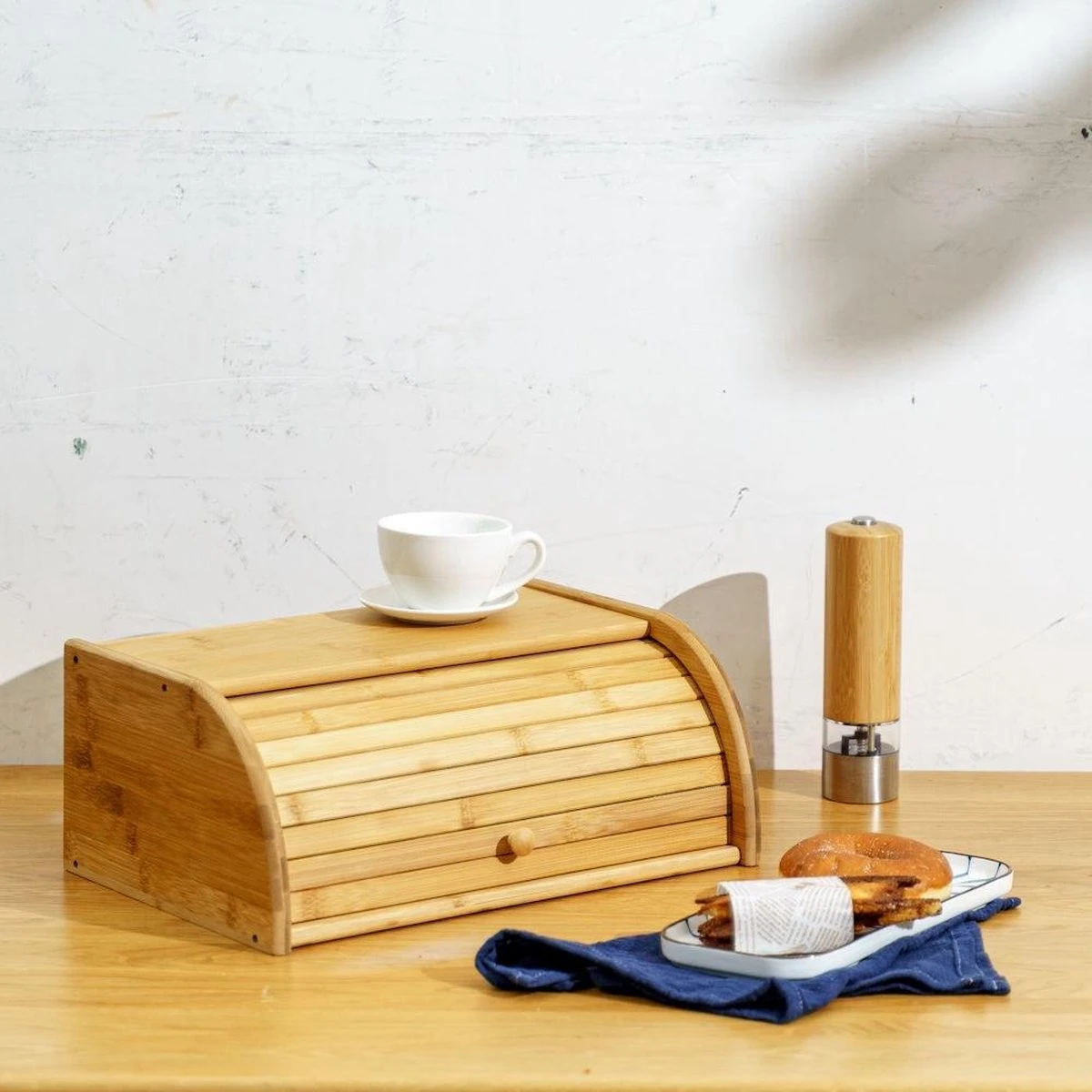 Merkloos Decopatent® Broodtrommel Met Rolluik - Bamboe Houten Brooddoos Met Schuifdeksel - Broodtrommel - Brood Bewaren En Vers Houden 6 Merkloos Decopatent® Broodtrommel Met Rolluik - Bamboe Houten Brooddoos Met Schuifdeksel - Broodtrommel - Brood Bewaren En Vers Houden - Afbeelding 6