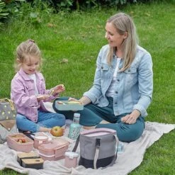 Homra Lunchbox STAQS Pink - Bento Box - 2 Laags Broodtrommel - 3 Compartimenten - Roze - Lunch To Go - Duurzaam Kunststof - BPA Vrij - 3 Vaks Lunchtrommel Voor Volwassenen - Inclusief Bestek - Magnetron, Diepvries, Vaatwasser Bestendig - Vers Houden 23 Homra Lunchbox STAQS Pink - Bento Box - 2 Laags Broodtrommel - 3 Compartimenten - Roze - Lunch To Go - Duurzaam Kunststof - BPA Vrij - 3 Vaks Lunchtrommel Voor Volwassenen - Inclusief Bestek - Magnetron, Diepvries, Vaatwasser Bestendig - Vers Houden -Mepal Shop 1200x1200 61