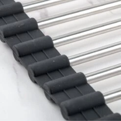 Highport Oprolbaar Vaat Droogrek - Scandinavisch Design - Opvouwbaar Hittebestendig Roestvrijstalen Keuken Afdruiprek - Vaatwasser Geschikt - Sterke 18-staafs Onderzetter - Foodgrade Materiaal -Mepal Shop 1200x1200 716