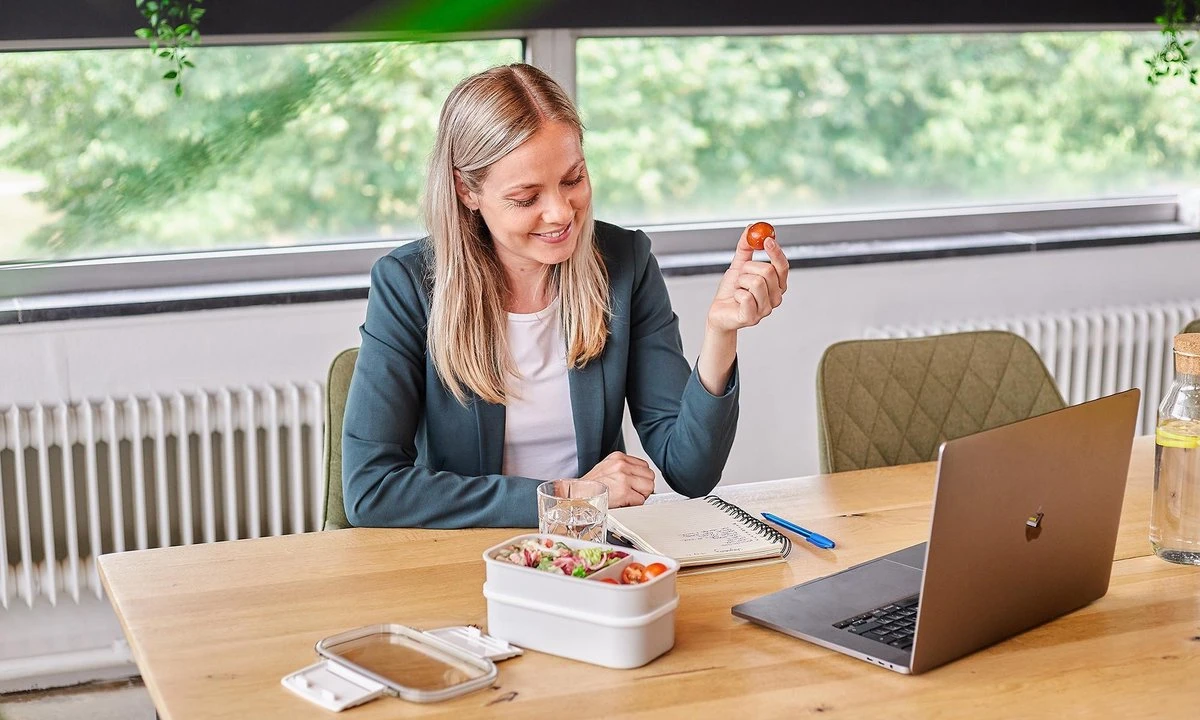 Homra Lunchbox STAQS Grey - Bento Box - 2 Laags Broodtrommel - 3 Compartimenten - Grijs - Lunch To Go - Duurzaam Kunststof - BPA Vrij - 3 Vaks Lunchtrommel Voor Volwassenen - Inclusief Bestek - Magnetron, Diepvries, Vaatwasser Bestendig - Vers Houden 9 Homra Lunchbox STAQS Grey - Bento Box - 2 Laags Broodtrommel - 3 Compartimenten - Grijs - Lunch To Go - Duurzaam Kunststof - BPA Vrij - 3 Vaks Lunchtrommel Voor Volwassenen - Inclusief Bestek - Magnetron, Diepvries, Vaatwasser Bestendig - Vers Houden - Afbeelding 9