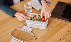 Homra Lunchbox STAQS Grey - Bento Box - 2 Laags Broodtrommel - 3 Compartimenten - Grijs - Lunch To Go - Duurzaam Kunststof - BPA Vrij - 3 Vaks Lunchtrommel Voor Volwassenen - Inclusief Bestek - Magnetron, Diepvries, Vaatwasser Bestendig - Vers Houden 26 Homra Lunchbox STAQS Grey - Bento Box - 2 Laags Broodtrommel - 3 Compartimenten - Grijs - Lunch To Go - Duurzaam Kunststof - BPA Vrij - 3 Vaks Lunchtrommel Voor Volwassenen - Inclusief Bestek - Magnetron, Diepvries, Vaatwasser Bestendig - Vers Houden -Mepal Shop 1200x720 14