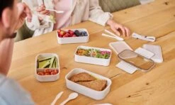 Homra Lunchbox STAQS Grey - Bento Box - 2 Laags Broodtrommel - 3 Compartimenten - Grijs - Lunch To Go - Duurzaam Kunststof - BPA Vrij - 3 Vaks Lunchtrommel Voor Volwassenen - Inclusief Bestek - Magnetron, Diepvries, Vaatwasser Bestendig - Vers Houden 29 Homra Lunchbox STAQS Grey - Bento Box - 2 Laags Broodtrommel - 3 Compartimenten - Grijs - Lunch To Go - Duurzaam Kunststof - BPA Vrij - 3 Vaks Lunchtrommel Voor Volwassenen - Inclusief Bestek - Magnetron, Diepvries, Vaatwasser Bestendig - Vers Houden -Mepal Shop 1200x720 17