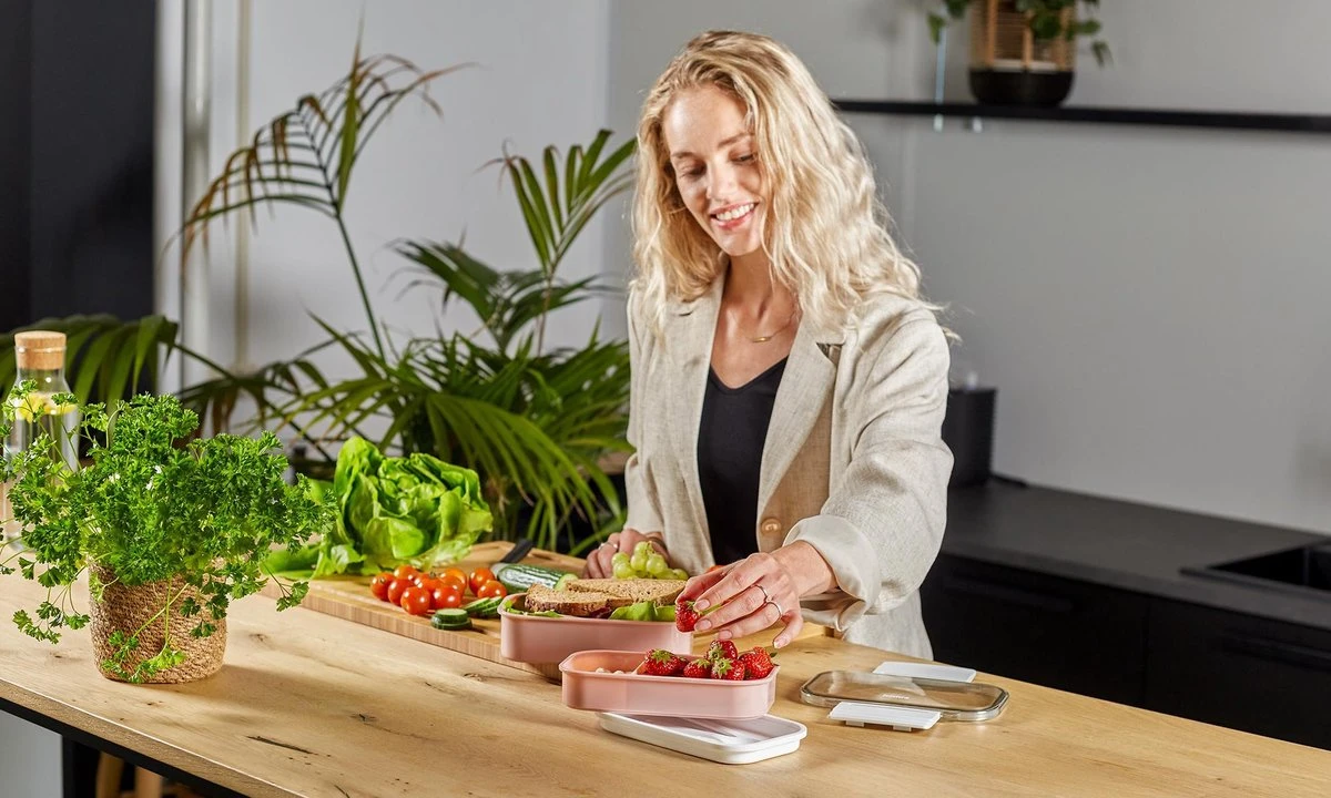 Homra Lunchbox STAQS Pink - Bento Box - 2 Laags Broodtrommel - 3 Compartimenten - Roze - Lunch To Go - Duurzaam Kunststof - BPA Vrij - 3 Vaks Lunchtrommel Voor Volwassenen - Inclusief Bestek - Magnetron, Diepvries, Vaatwasser Bestendig - Vers Houden 6 Homra Lunchbox STAQS Pink - Bento Box - 2 Laags Broodtrommel - 3 Compartimenten - Roze - Lunch To Go - Duurzaam Kunststof - BPA Vrij - 3 Vaks Lunchtrommel Voor Volwassenen - Inclusief Bestek - Magnetron, Diepvries, Vaatwasser Bestendig - Vers Houden - Afbeelding 6