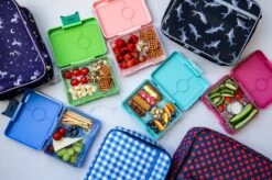 Yumbox Snack - Lekvrije Bento Box Lunchbox - 3 Vakken - Coco Roze / Rainbow Tray -Mepal Shop 1200x799 8