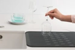Brabantia SinkSide Afdruipmat - Siliconen - Dark Grey -Mepal Shop 1200x800 65