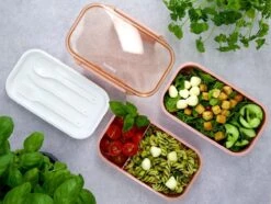 Homra Lunchbox STAQS Pink - Bento Box - 2 Laags Broodtrommel - 3 Compartimenten - Roze - Lunch To Go - Duurzaam Kunststof - BPA Vrij - 3 Vaks Lunchtrommel Voor Volwassenen - Inclusief Bestek - Magnetron, Diepvries, Vaatwasser Bestendig - Vers Houden 29 Homra Lunchbox STAQS Pink - Bento Box - 2 Laags Broodtrommel - 3 Compartimenten - Roze - Lunch To Go - Duurzaam Kunststof - BPA Vrij - 3 Vaks Lunchtrommel Voor Volwassenen - Inclusief Bestek - Magnetron, Diepvries, Vaatwasser Bestendig - Vers Houden -Mepal Shop 1200x905