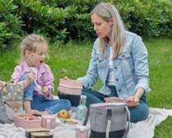 Homra Lunchbox STAQS Pink - Bento Box - 2 Laags Broodtrommel - 3 Compartimenten - Roze - Lunch To Go - Duurzaam Kunststof - BPA Vrij - 3 Vaks Lunchtrommel Voor Volwassenen - Inclusief Bestek - Magnetron, Diepvries, Vaatwasser Bestendig - Vers Houden 19 Homra Lunchbox STAQS Pink - Bento Box - 2 Laags Broodtrommel - 3 Compartimenten - Roze - Lunch To Go - Duurzaam Kunststof - BPA Vrij - 3 Vaks Lunchtrommel Voor Volwassenen - Inclusief Bestek - Magnetron, Diepvries, Vaatwasser Bestendig - Vers Houden -Mepal Shop 1200x960