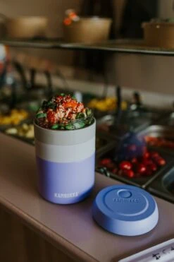 Kambukka Bora - Lunchbox - 600 Ml - Voedselcontainer Houdt 9 Uur Warm & 100 % Lekvrij - Digital Lavender -Mepal Shop 800x1200 1