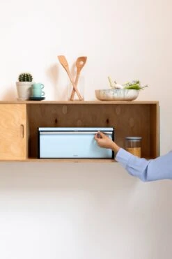 Brabantia Broodtrommel - Met Klepdeksel - Dreamy Blue 9 Brabantia Broodtrommel - Met Klepdeksel - Dreamy Blue -Mepal Shop 800x1200 18