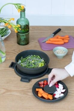 Brabantia Make & Take Salade Lunchbox - 1,3 L - Kunststof - Dark Grey 27 Brabantia Make & Take Salade Lunchbox - 1,3 L - Kunststof - Dark Grey -Mepal Shop 800x1200 9